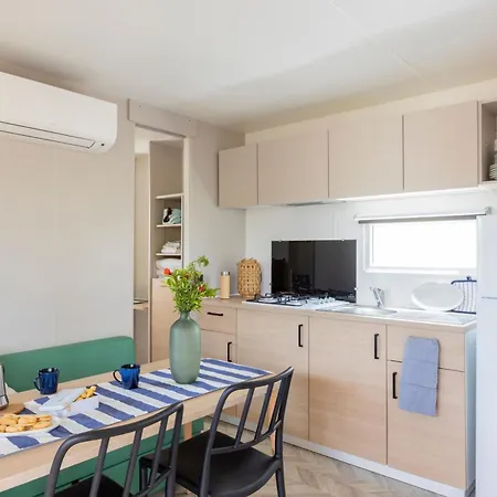 Village With Swimming-pool In Montalto Marina Just 100 Meters From The Beach, Mobile Homes With Air Conditioning And Private Outdoor Area מלון דירות Torre di Montalto
